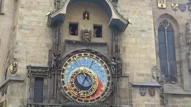 Video: Pražský orloj se zasekl a vydával podivné zvuky